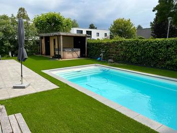 Kunstgras rond zwembad in de tuin
