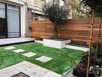 Kunstgras gazon met staptegels in Amsterdam