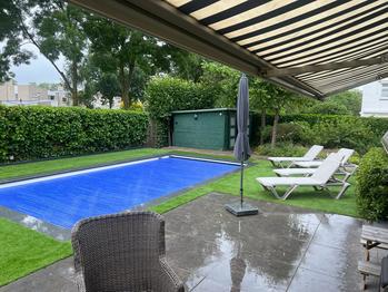 Kunstgras rond zwembad in de tuin