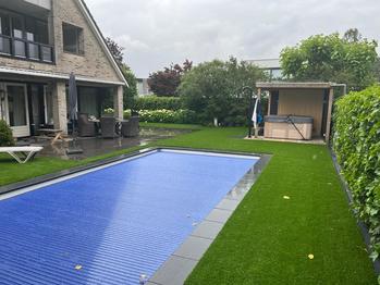 Kunstgras rond zwembad in de tuin